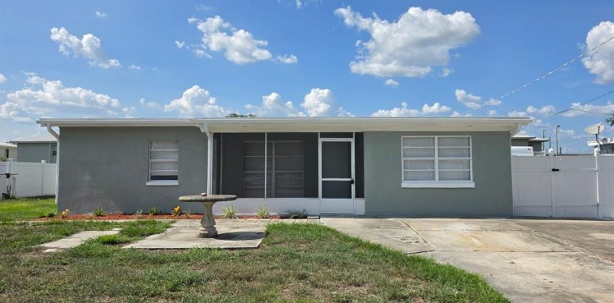 House in Tampa, Florida 3 bedrooms, 110.93 sq.m. № 2226036