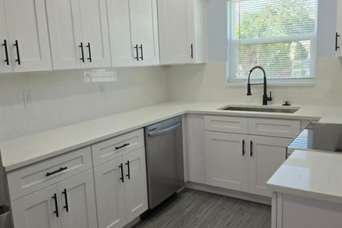 House in Tampa, Florida 3 bedrooms, 110.93 sq.m. № 2226036 - photo 19
