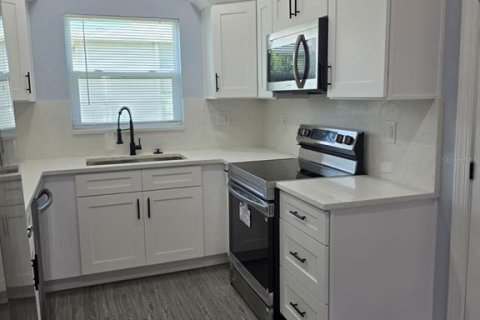 House in Tampa, Florida 3 bedrooms, 110.93 sq.m. № 2226036 - photo 4