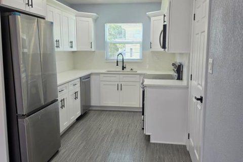 House in Tampa, Florida 3 bedrooms, 110.93 sq.m. № 2226036 - photo 3