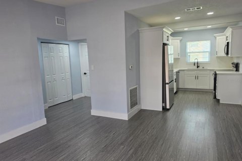 House in Tampa, Florida 3 bedrooms, 110.93 sq.m. № 2226036 - photo 5