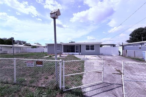 House in Tampa, Florida 3 bedrooms, 110.93 sq.m. № 2226036 - photo 2