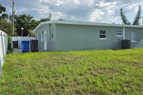 House in Tampa, Florida 3 bedrooms, 110.93 sq.m. № 2226036 - photo 12