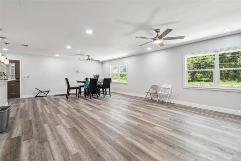 House in Seffner, Florida 3 bedrooms, 168.62 sq.m. № 1857849 - photo 10