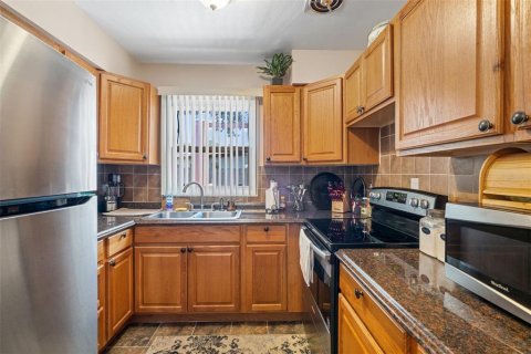 House in Saint Petersburg, Florida 3 bedrooms, 104.98 sq.m. № 1784970 - photo 9