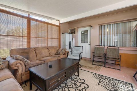House in Saint Petersburg, Florida 3 bedrooms, 104.98 sq.m. № 1784970 - photo 4
