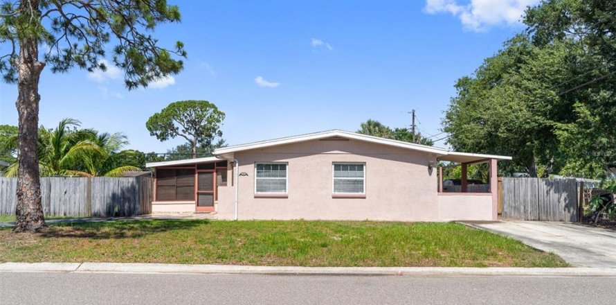 House in Saint Petersburg, Florida 3 bedrooms, 104.98 sq.m. № 1784970