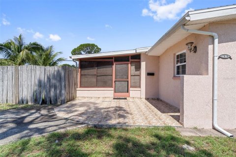House in Saint Petersburg, Florida 3 bedrooms, 104.98 sq.m. № 1784970 - photo 16