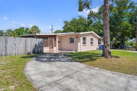 House in Saint Petersburg, Florida 3 bedrooms, 104.98 sq.m. № 1784970 - photo 2
