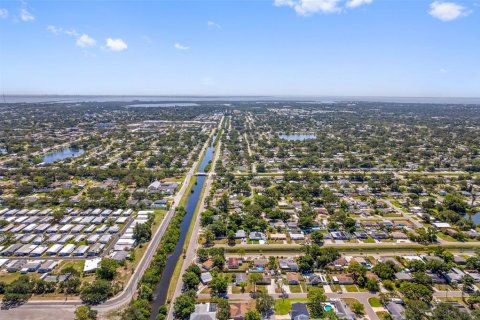 House in Saint Petersburg, Florida 3 bedrooms, 104.98 sq.m. № 1784970 - photo 21