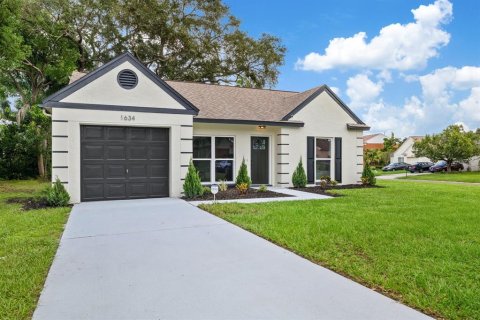 House in Brandon, Florida 3 bedrooms, 108.14 sq.m. № 2337248