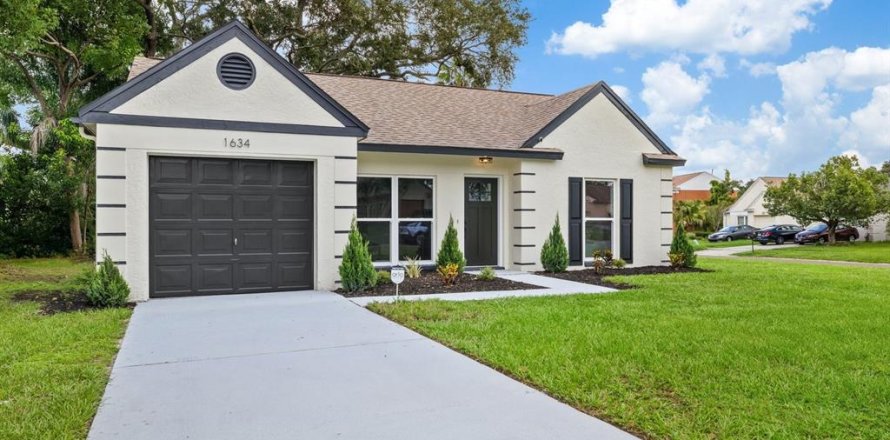 House in Brandon, Florida 3 bedrooms, 108.14 sq.m. № 2337248