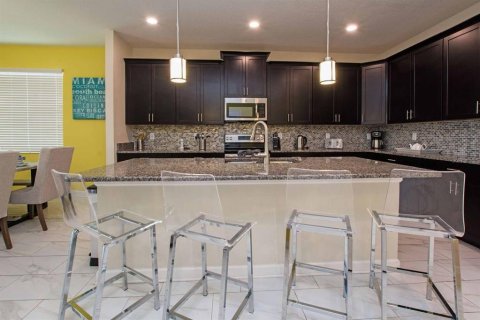 Casa en venta en Kissimmee, Florida, 6 dormitorios, 305.74 m2 № 1718066 - foto 9