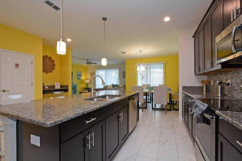 Casa en venta en Kissimmee, Florida, 6 dormitorios, 305.74 m2 № 1718066 - foto 6