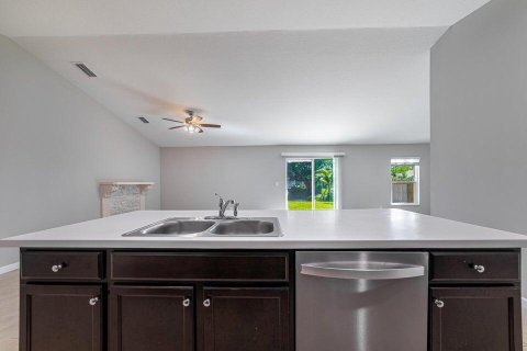 Villa ou maison à vendre à Port St. Lucie, Floride: 4 chambres, 167.78 m2 № 2146873 - photo 15