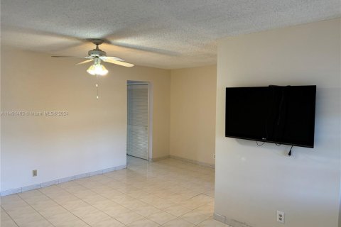 Condominio en venta en Hallandale Beach, Florida, 1 dormitorio, 68.38 m2 № 2045329 - foto 10