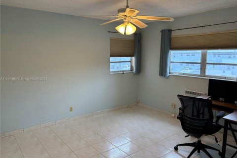 Condominio en venta en Hallandale Beach, Florida, 1 dormitorio, 68.38 m2 № 2045329 - foto 13