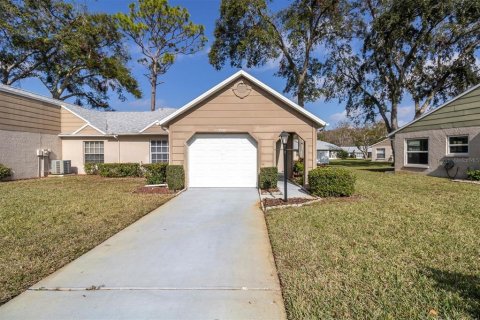 Condo in New Port Richey, Florida, 2 bedrooms  № 1767703 - photo 1