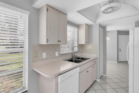 Condo in New Port Richey, Florida, 2 bedrooms  № 1767703 - photo 12