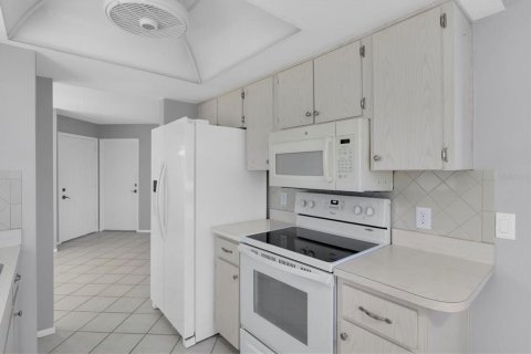 Condo in New Port Richey, Florida, 2 bedrooms  № 1767703 - photo 11