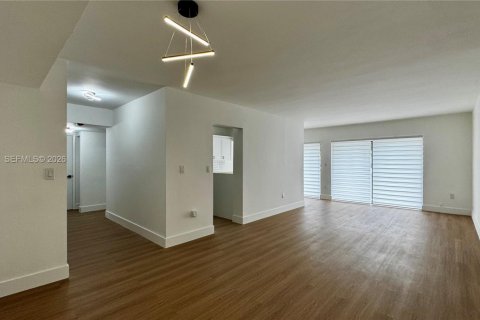 Copropriété à louer à Miami, Floride: 2 chambres, 108.7 m2 № 2056738 - photo 2
