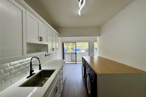 Copropriété à louer à Miami, Floride: 2 chambres, 108.7 m2 № 2056738 - photo 1