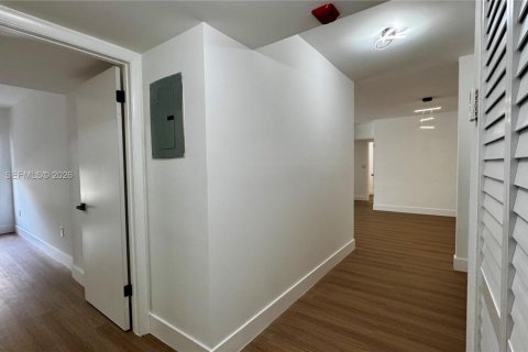 Copropriété à louer à Miami, Floride: 2 chambres, 108.7 m2 № 2056738 - photo 4