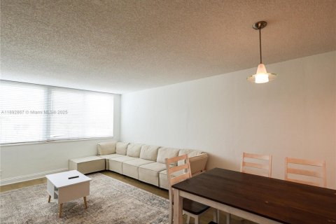 Appartement à louer à Miami, Floride: 3 chambres, 112.41 m2 № 1945664 - photo 1