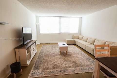 Appartement à louer à Miami, Floride: 3 chambres, 112.41 m2 № 1945664 - photo 2