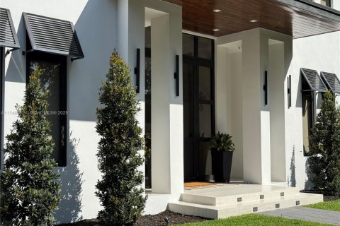 House in Coral Gables, Florida 5 bedrooms, 390.19 sq.m. № 2029902 - photo 4