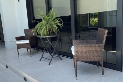 House in Coral Gables, Florida 5 bedrooms, 390.19 sq.m. № 2029902 - photo 25