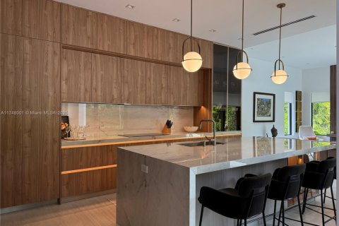 House in Coral Gables, Florida 5 bedrooms, 390.19 sq.m. № 2029902 - photo 8