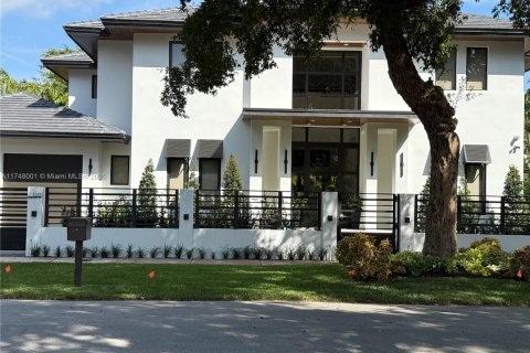 House in Coral Gables, Florida 5 bedrooms, 390.19 sq.m. № 2029902 - photo 2