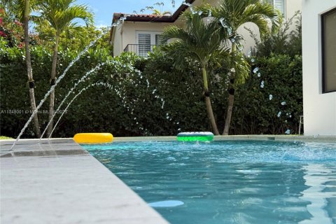 House in Coral Gables, Florida 5 bedrooms, 390.19 sq.m. № 2029902 - photo 20
