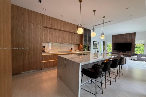 House in Coral Gables, Florida 5 bedrooms, 390.19 sq.m. № 2029902 - photo 9