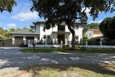 House in Coral Gables, Florida 5 bedrooms, 390.19 sq.m. № 2029902