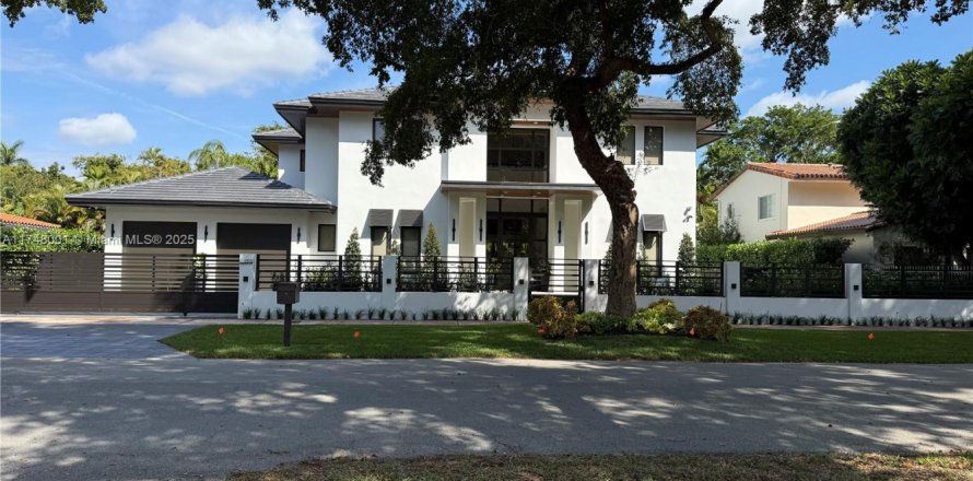 House in Coral Gables, Florida 5 bedrooms, 390.19 sq.m. № 2029902