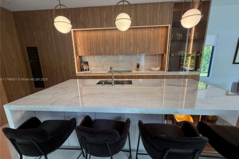 House in Coral Gables, Florida 5 bedrooms, 390.19 sq.m. № 2029902 - photo 13