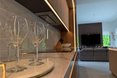 House in Coral Gables, Florida 5 bedrooms, 390.19 sq.m. № 2029902 - photo 16