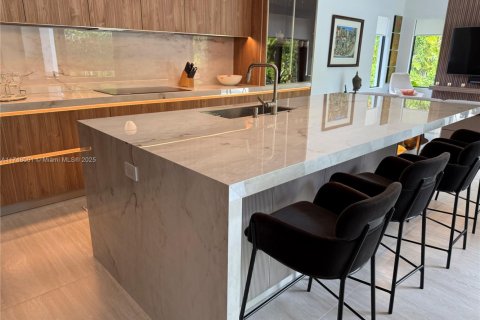 House in Coral Gables, Florida 5 bedrooms, 390.19 sq.m. № 2029902 - photo 14