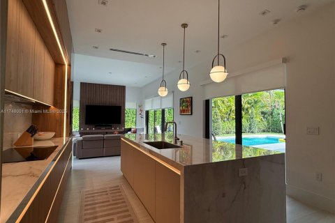 House in Coral Gables, Florida 5 bedrooms, 390.19 sq.m. № 2029902 - photo 15