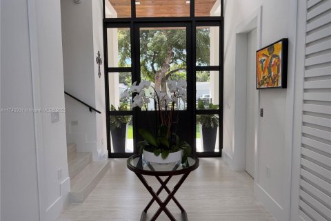 House in Coral Gables, Florida 5 bedrooms, 390.19 sq.m. № 2029902 - photo 5