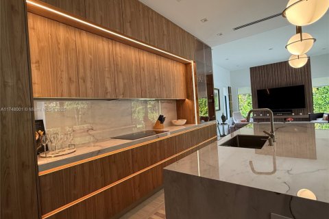 House in Coral Gables, Florida 5 bedrooms, 390.19 sq.m. № 2029902 - photo 11