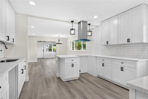 House in Winter Park, Florida 5 bedrooms, 229.65 sq.m. № 2135448 - photo 6