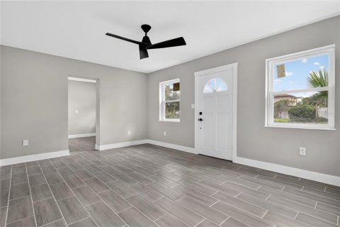 House in Winter Park, Florida 5 bedrooms, 229.65 sq.m. № 2135448 - photo 17