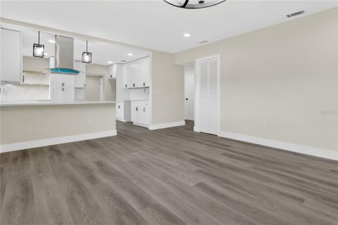 House in Winter Park, Florida 5 bedrooms, 229.65 sq.m. № 2135448 - photo 4