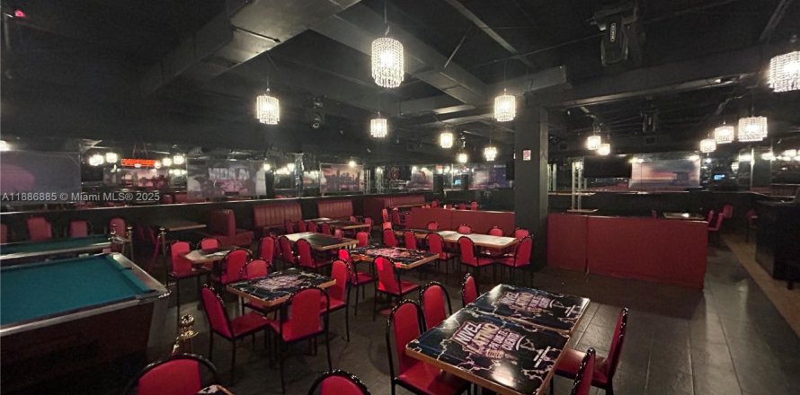 Propiedad comercial en Miami Lakes, Florida № 1983376