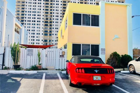 Commercial property in Hollywood, Florida 165.18 sq.m. № 1874542 - photo 3