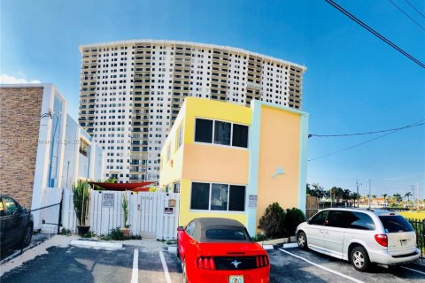 Commercial property in Hollywood, Florida 165.18 sq.m. № 1874542 - photo 1