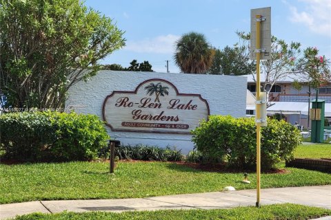 Condo in Hallandale Beach, Florida, 1 bedroom  № 1859679 - photo 1